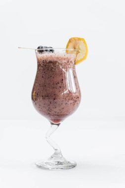 Meyve ve beyaz arka plan ile taze smoothies 