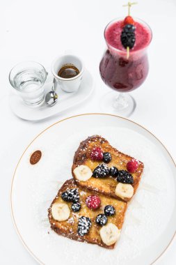 Fransız tostu ahududu, böğürtlen, muz ve taze - stok görüntü ile 