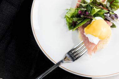 Salat, yumurta, somon, tost ve portakal juce ile Breackfast 