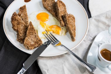 Kızarmış yumurta ve tost. Breackfast 