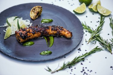 pesto sous rustik tarzda karanlık plaka üzerinde kızarmış ahtapot