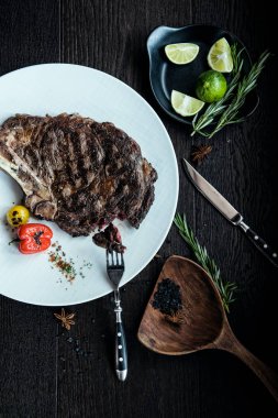 Sığır eti hissesini ahşap arka plan ile plaka üzerinde 