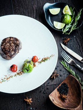 Sığır eti hissesini ahşap arka plan ile plaka üzerinde 