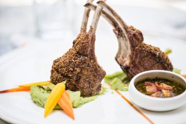 Kuzu kaburga sous beyaz tabakta ile 