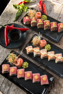 Suşi ayyaş ile ahşap masa üzerinde Çin yemek çubukları ile ayarla.