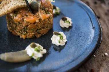 Balık tartar rustik tarzda plaka üzerinde