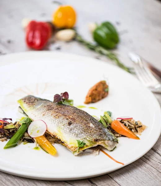 White Fried Fish Plate Fresh Vegetebles — Stock Photo, Image