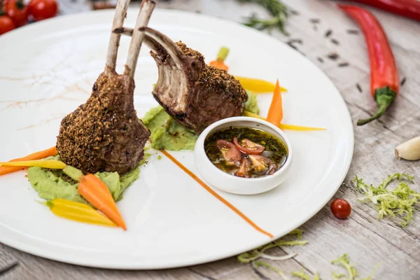 Costillas Cordero Con Sous Plato Blanco — Foto de Stock