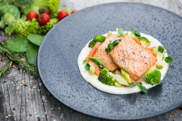 Red Fish Fresh Vegetables White Plate — Stock Photo, Image