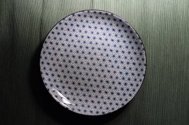 Koyu arkaplan görünümünde farklı tasarımlarla yiyeceksiz boş tabakların fotoğrafı