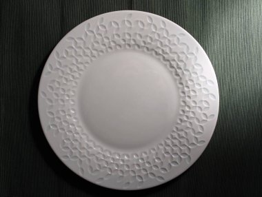 Koyu arkaplan görünümünde farklı tasarımlarla yiyeceksiz boş tabakların fotoğrafı