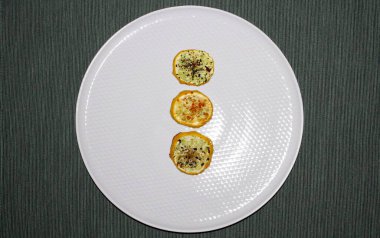 Fotoğraf akşamleyin evde yapay ışık kullanılarak çekildi. Fotoğraf açısı özellikle yukarıdan seçilir. Bu bir animasyon yapabileceğiniz bir dizi fotoğraf.