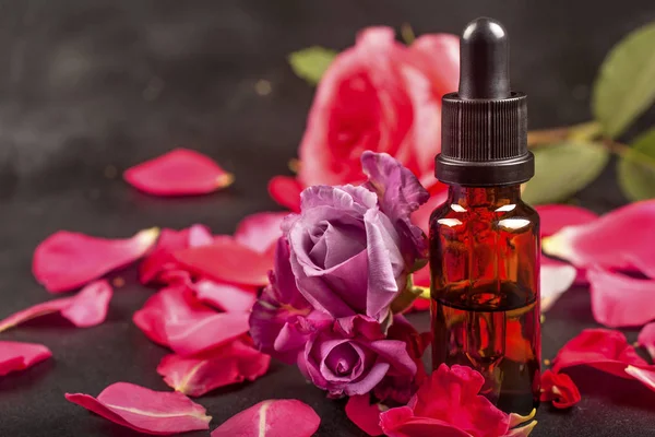 Ätherisches Mit Rosenblüten Und Blütenblättern Auf Schwarzem Hintergrund Aromatherapie Kurort — Stockfoto