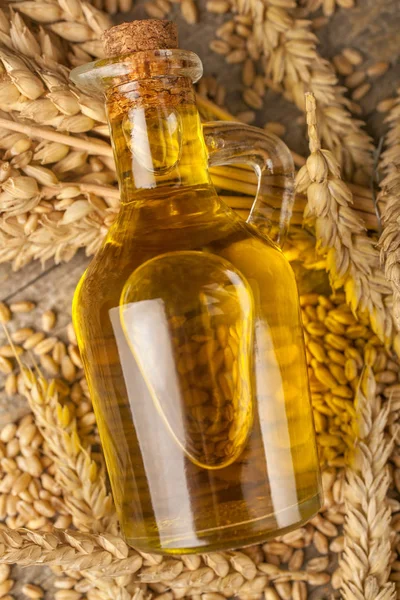 自制有机生产的小麦油在质朴的木桌上 — 图库照片
