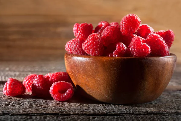 Framboesa Fresca Uma Tigela Madeira Feche Fruto Framboesas Vermelho Conceito — Fotografia de Stock