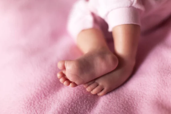 Küçük şirin ayaklar pembe arka plan bebek kız. Konsept: çocuklar, ebeveynlik, Aile, bebek duş, bakım. Metin için yer kopyalayın. Yatay biçimi. Seçici odak. Yakın çekim.