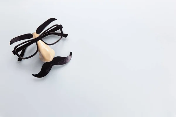 Máscara de carnaval con bigote, nariz y gafas sobre fondo gris, espacio para copiar. Concepto Movember, salud de los hombres, mes de conciencia del cáncer de próstata, caridad, Día del Padre. Horizontal. Minimalismo plano laico — Foto de Stock