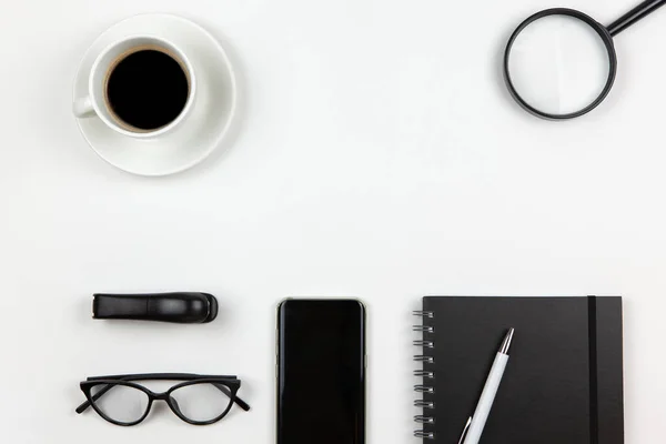 Moderne Unisex Werkruimte Bovenaanzicht Kladblok Pen Koffie Smartphone Vergrootglas Bril — Stockfoto