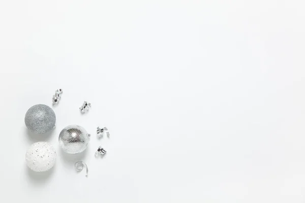 Святкова Композиція Три Срібні Різдвяні Кульки Мішура Білому Тлі Копіювання — стокове фото