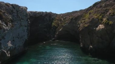 Gozo Malta - 18 Temmuz 2018: Uçuş su Hondoq Bay Gozo, Malta yakınındaki güzel gök rengiyle deniz koyda Yüzme çift üzerinde