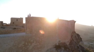 Gozo Malta - 19 Temmuz 2018: Uçuş Victoria Citadella kalenin üst kısmında bir mesafe Gozo, Malta günbatımı fişekleri ile cityscape izlerken zevk çift