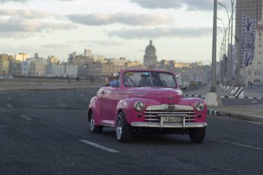 Malecón ileterek pembe klasik otomobil
