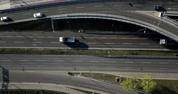 Aerial Uppifrån Och Ner Bilarna Går Från Och Till Bron — Stockvideo