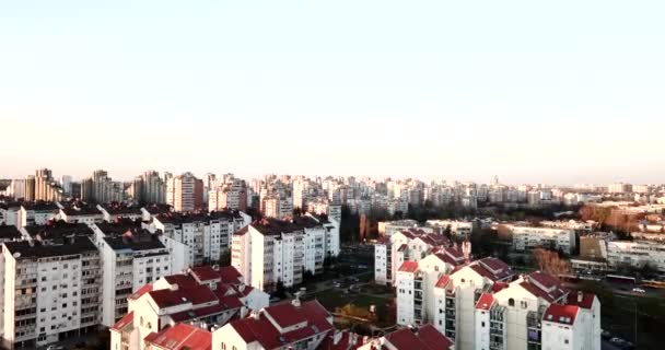 新しいベオグラードの街並みの空中ビュー 夕暮れ時の建物の上のビュー 美しい夕日とベオグラードの街 — ストック動画