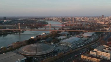 Belgrad 'ın Belgrad Fuar ve şehir manzarası ve birkaç güzel köprüler ile Sava Nehri üzerinde yavaş geri Dolly