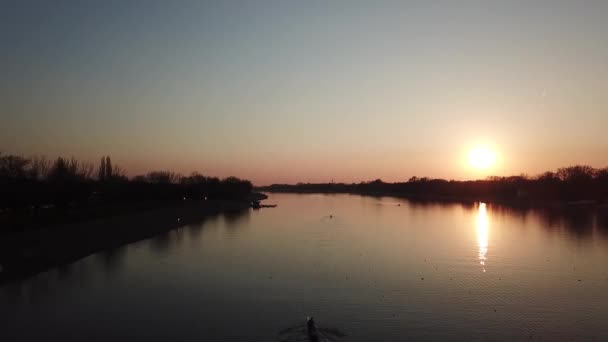 Sunset Ada Lake Calm Water Suns Reflection Flight Rowing Team — Stock Video