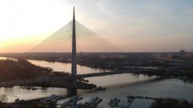 Yavaş geriye dönük dolly ile hafif tilt, Ada bay, Belgrad ve Sava Nehri gün batımında gösteren cityscape düşürdü