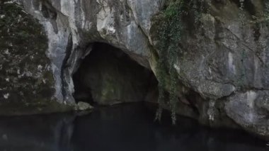 Bahar olduğu mağaranın yakınında net bir su ile küçük göl üzerinde uçuş