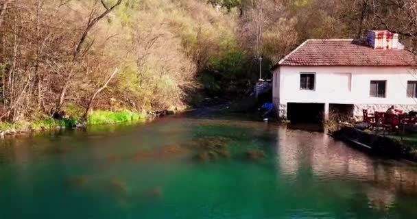 Adelante Vuelo Hacia Molino Agua Sobre Agua Clara Nítida Del — Vídeos de Stock