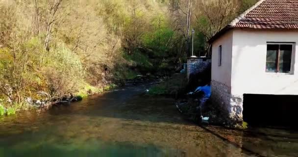 Обратный Полет Водяной Мельницы Над Кристально Чистой Водой Озера Открывающей — стоковое видео