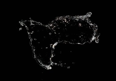 Siyah arkaplanda su sıçraması izole edildi.