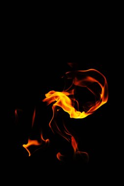 alevler siyah arkaplanda