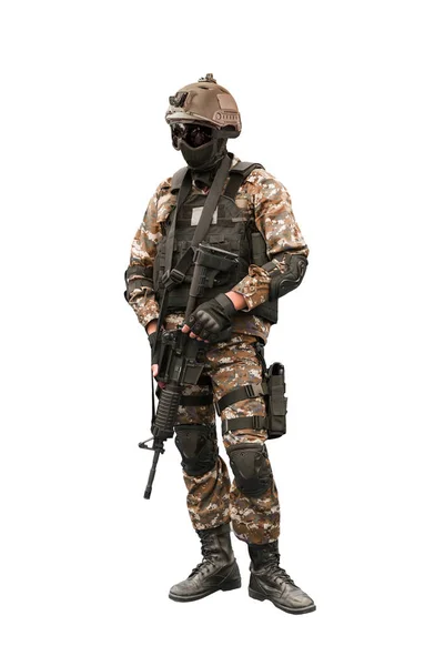 Vojenský voják v ochranném bojovém uniformě. izolovaný na bílém BAC — Stock fotografie