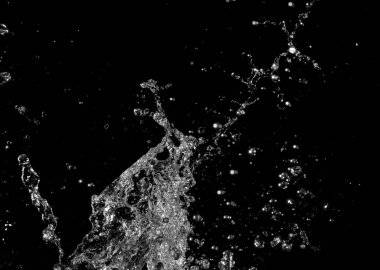 Siyah arkaplanda su sıçraması izole edildi