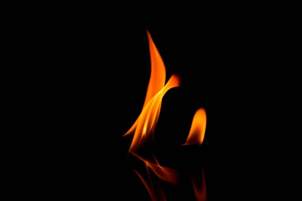 Flamme de feu isolée sur fond noir — Photo