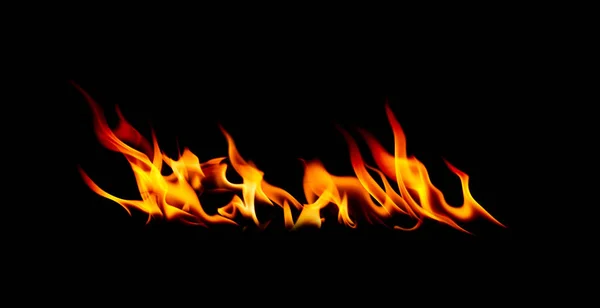 Flammen isoliert auf schwarzem Hintergrund. — Stockfoto