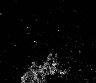 Siyah arkaplanda su sıçraması izole edildi