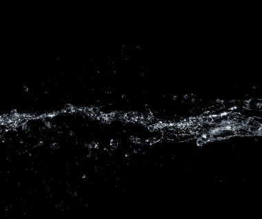 Su sıçraması siyah arkaplanda izole.