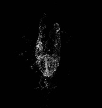 Su sıçraması siyah arkaplanda izole.