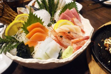 Sashimi set somon, Tuna, kalamar, karides wasabi ile servis, güzel geleneksel Japon gıda buz üzerinde servis