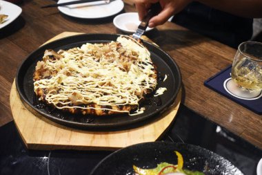 Ahşap arka plan üzerinde Japon geleneği Okonomiyaki Pizza