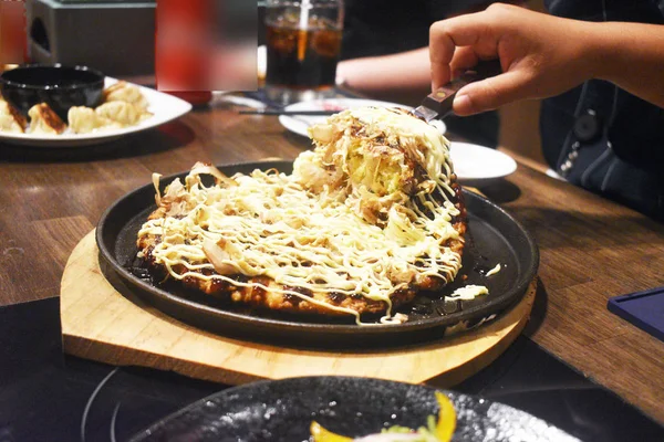 Tradição Japonesa Okonomiyaki Pizza Mesa Madeira — Fotografia de Stock