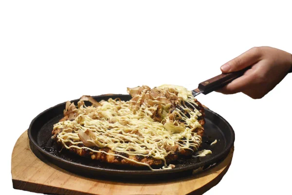 Tradición Japonesa Okonomiyaki Aislamiento Pizza Sobre Fondo Blanco —  Fotos de Stock