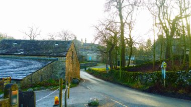 Köydeki geleneksel tarz evin yanındaki taş duvarlı yol. Kış mevsiminde sabah güneşinde sis...