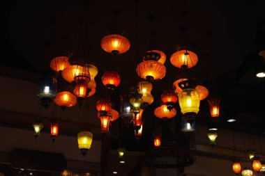 Karanlık odada hücre asılı lamba ışığından güzel dekorasyon ışıkları