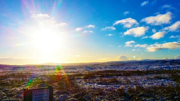 Licht Glänzend Von Der Sonne Auf Blauem Himmel Hintergrund — Stockfoto